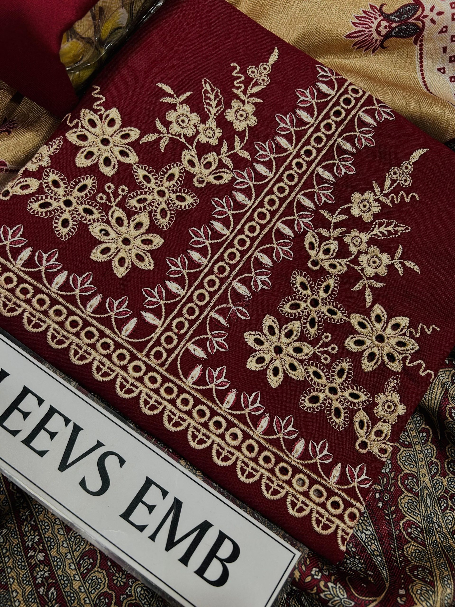 IZEL Winter 2025/26 Collection – Premium 3PC Embroidered Suits with Pashmina Shawl - Image 9